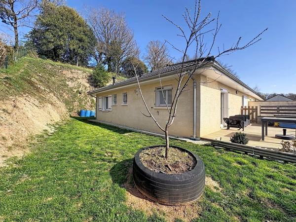 Prades-Salars (12290) Prades de Salars. Maison contemporaine de plein pied avec jardin.