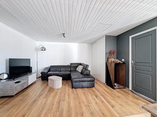 Prades-Salars (12290) Prades de Salars. Maison contemporaine de plein pied avec jardin.