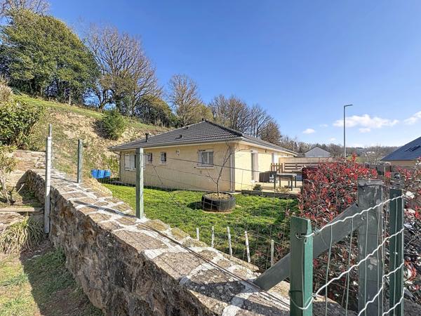 Prades-Salars (12290) Prades de Salars. Maison contemporaine de plein pied avec jardin.