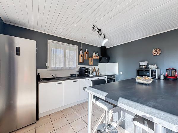 Prades-Salars (12290) Prades de Salars. Maison contemporaine de plein pied avec jardin.