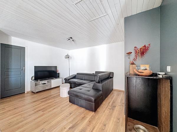 Prades-Salars (12290) Prades de Salars. Maison contemporaine de plein pied avec jardin.