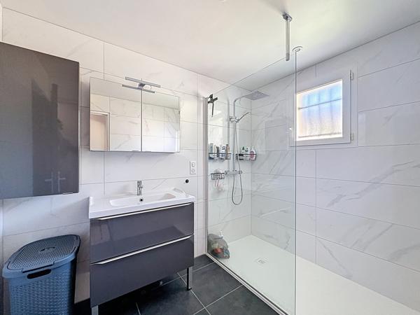 Prades-Salars (12290) Prades de Salars. Maison contemporaine de plein pied avec jardin.