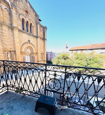 Couzon-au-Mont-d'Or (69270) F2 immeuble en pierre avec balcon