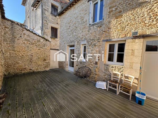 Maison avec extérieur et garage