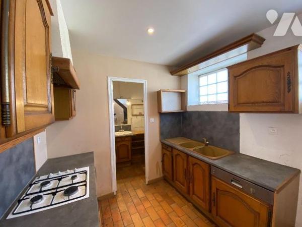 VELZIC, à vendre, maison d'habitation comprenant, Sous-sol : caves, Rez-de-chaussée : entrée, p...