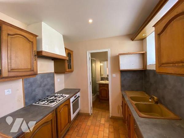 VELZIC, à vendre, maison d'habitation comprenant, Sous-sol : caves, Rez-de-chaussée : entrée, p...