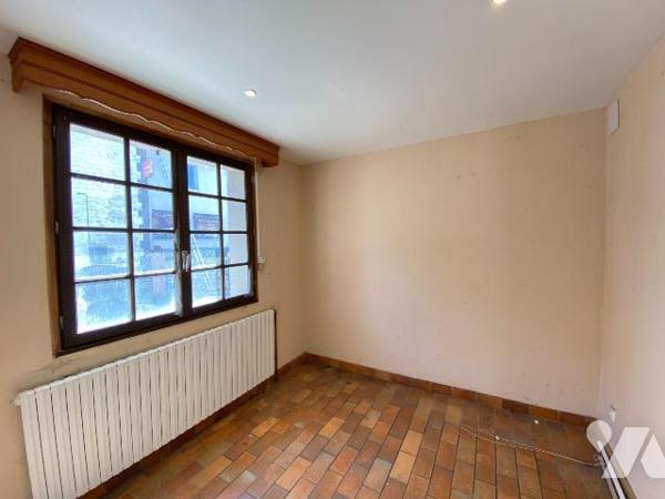 VELZIC, à vendre, maison d'habitation comprenant, Sous-sol : caves, Rez-de-chaussée : entrée, p...