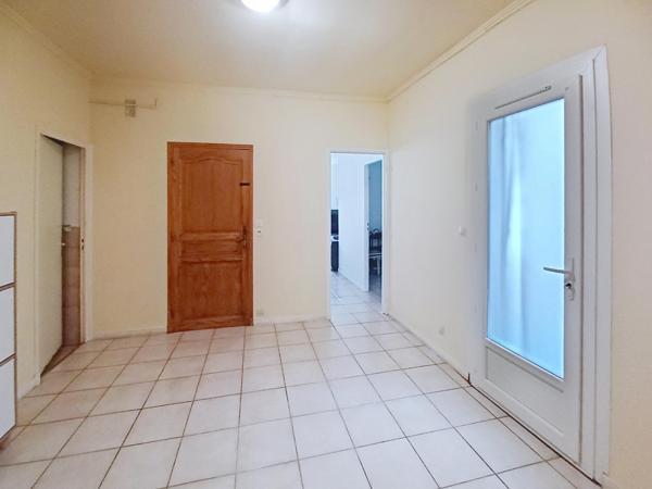 Un immeuble de 4 appartements et un garage