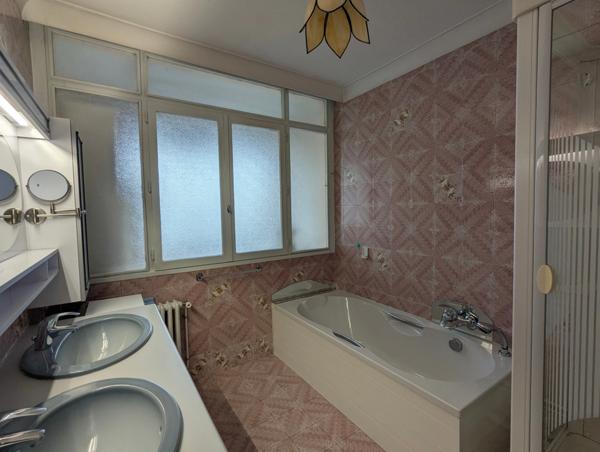 Appartement à vendre 4 pièces ECHIROLLES (38) - 2 Chambres, salon et séjour (possibilité 3éme chambre) - Cave - Garage en sus