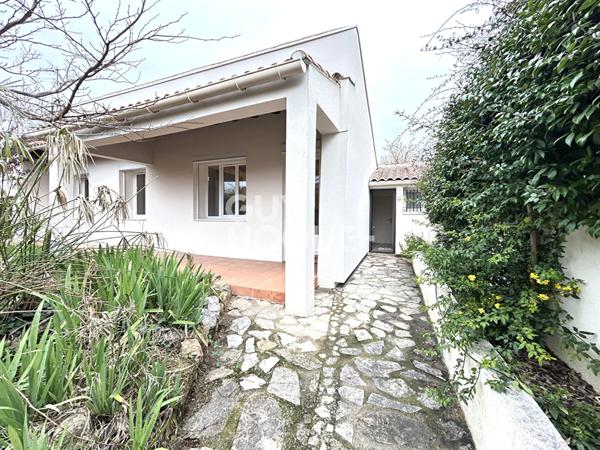 Maison plein pied avec jardin arboré, garage, 3 ch, climatisée