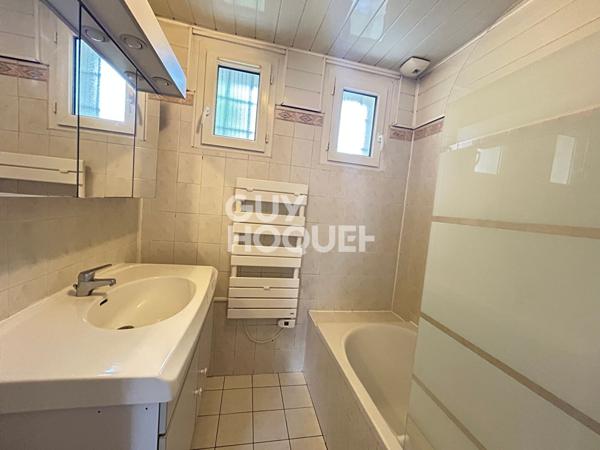 Maison plein pied avec jardin arboré, garage, 3 ch, climatisée