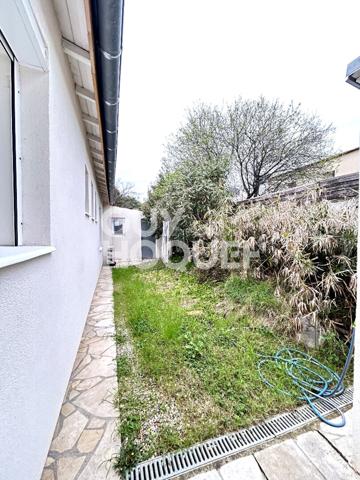 Maison plein pied avec jardin arboré, garage, 3 ch, climatisée