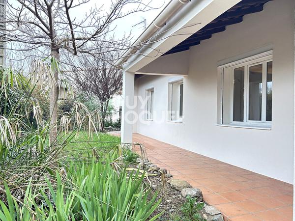 Maison plein pied avec jardin arboré, garage, 3 ch, climatisée