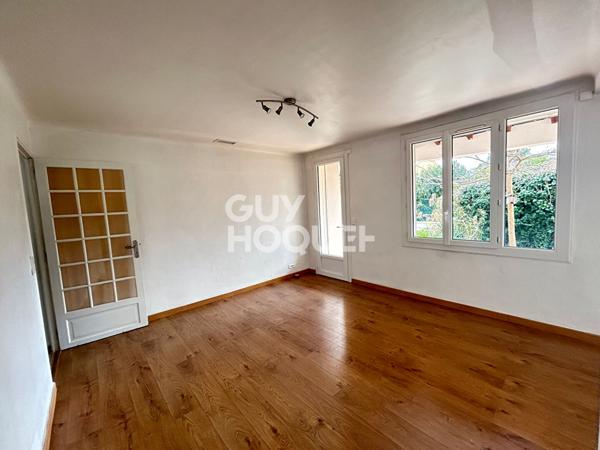 Maison plein pied avec jardin arboré, garage, 3 ch, climatisée