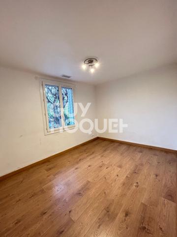 Maison plein pied avec jardin arboré, garage, 3 ch, climatisée