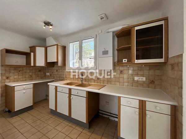 Maison plein pied avec jardin arboré, garage, 3 ch, climatisée