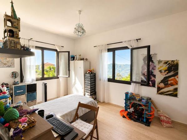 TRÈS JOLI HAUT DE MAISON