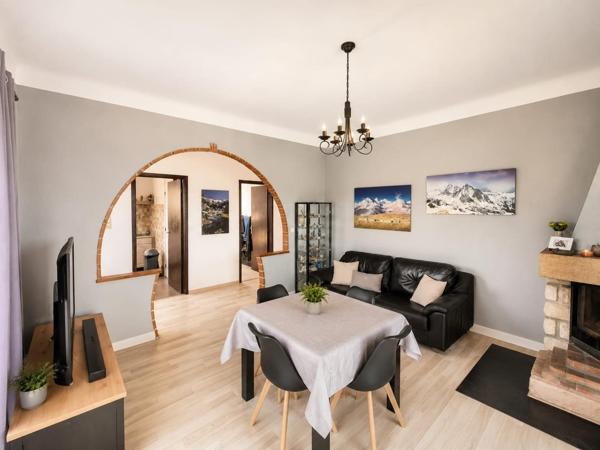 TRÈS JOLI HAUT DE MAISON