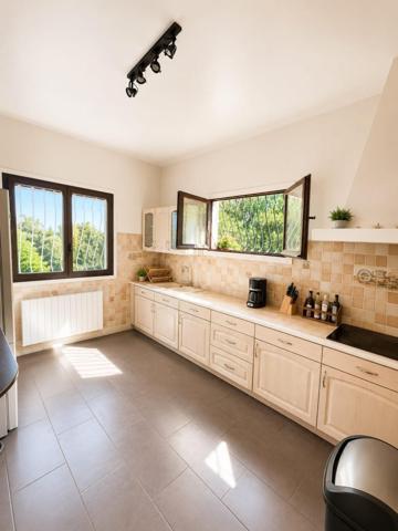 TRÈS JOLI HAUT DE MAISON
