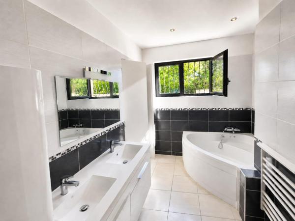 TRÈS JOLI HAUT DE MAISON