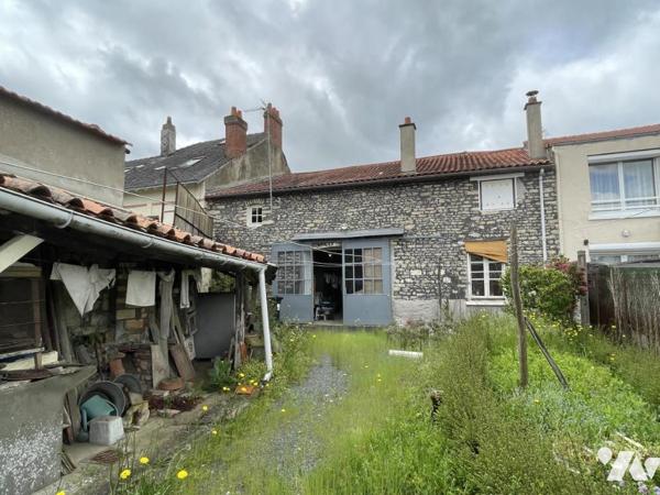 Maison d'habitation en centre ville avec garage et jardin.