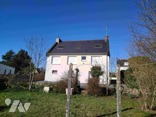 Une maison de style néo-bretonne, avec sous-sol, 2 chambres et jardin