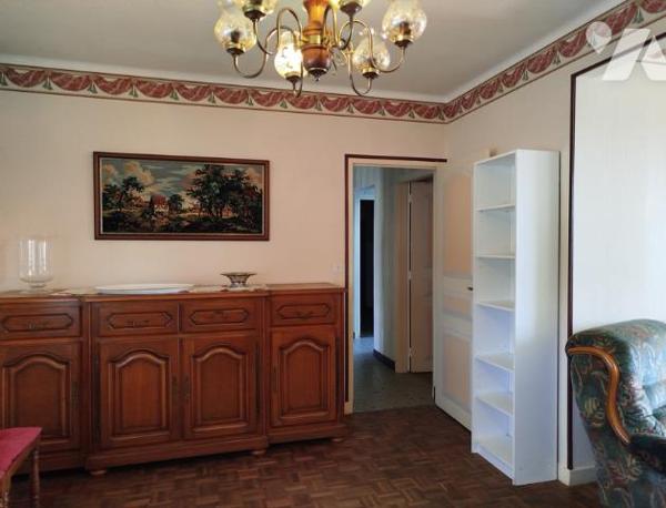 Une maison de style néo-bretonne, avec sous-sol, 2 chambres et jardin