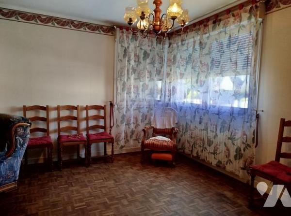 Une maison de style néo-bretonne, avec sous-sol, 2 chambres et jardin