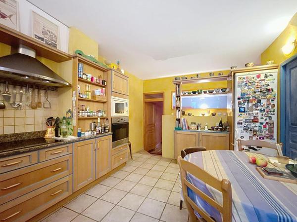 MAISON DE VILLAGE plein centre à Mézel