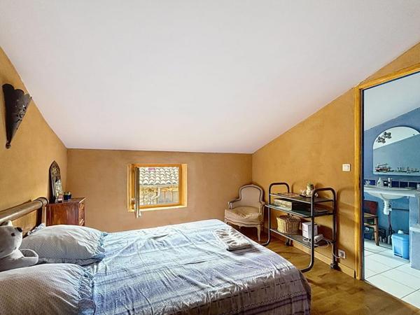 MAISON DE VILLAGE plein centre à Mézel