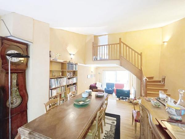 MAISON DE VILLAGE plein centre à Mézel