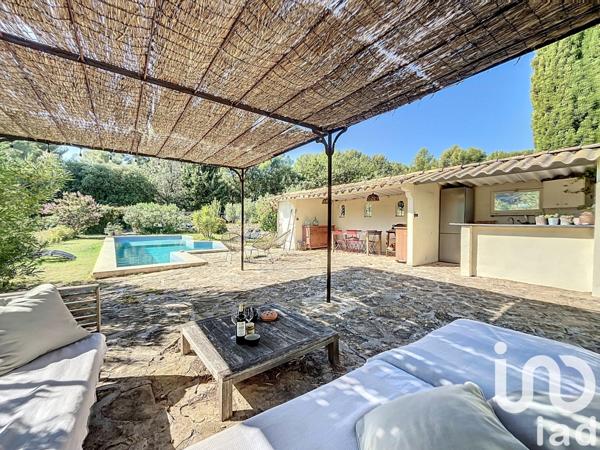 Maison traditionnelle 8 pièces de 222 m² à Le Castellet (83330)