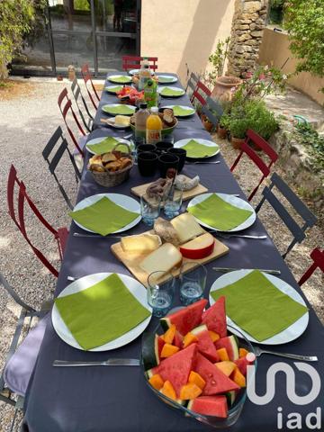 Maison traditionnelle 8 pièces de 222 m² à Le Castellet (83330)