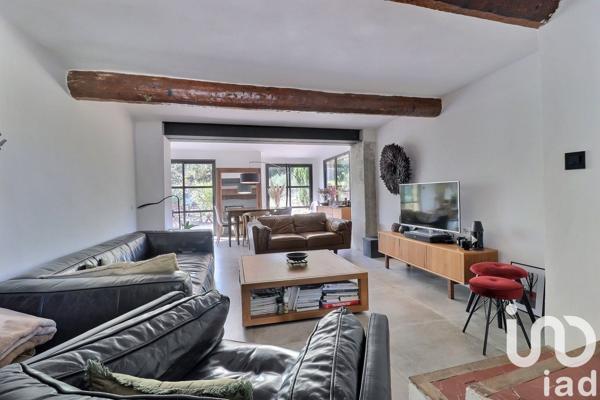 Maison traditionnelle 8 pièces de 222 m² à Le Castellet (83330)