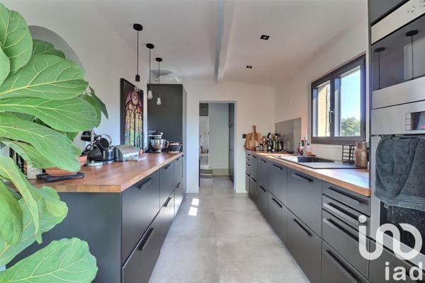 Maison traditionnelle 8 pièces de 222 m² à Le Castellet (83330)