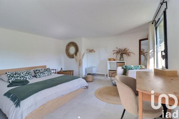 Maison traditionnelle 8 pièces de 222 m² à Le Castellet (83330)