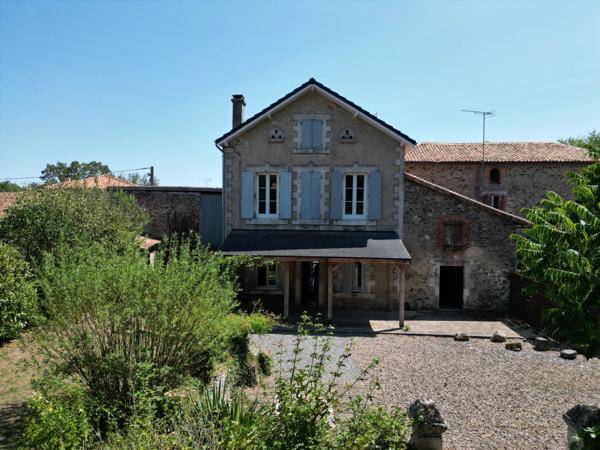 Maison spacieuse de 4 à 5 chambres, cuisine équipée, grands jardins