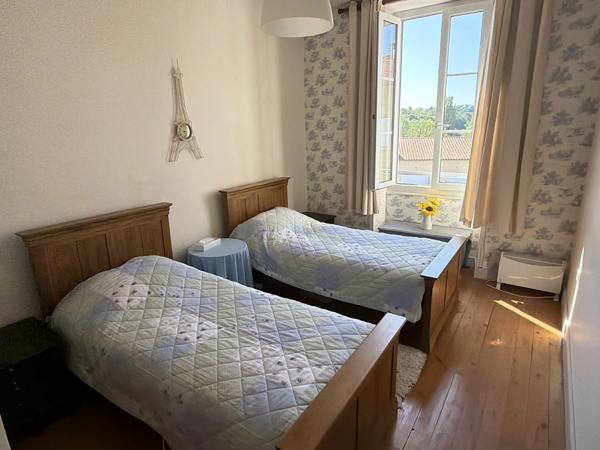 Maison spacieuse de 4 à 5 chambres, cuisine équipée, grands jardins