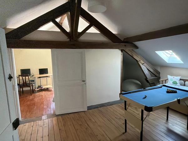 Maison spacieuse de 4 à 5 chambres, cuisine équipée, grands jardins