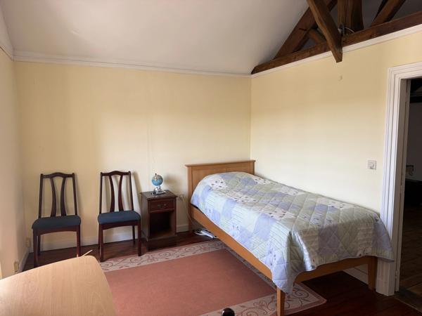 Maison spacieuse de 4 à 5 chambres, cuisine équipée, grands jardins