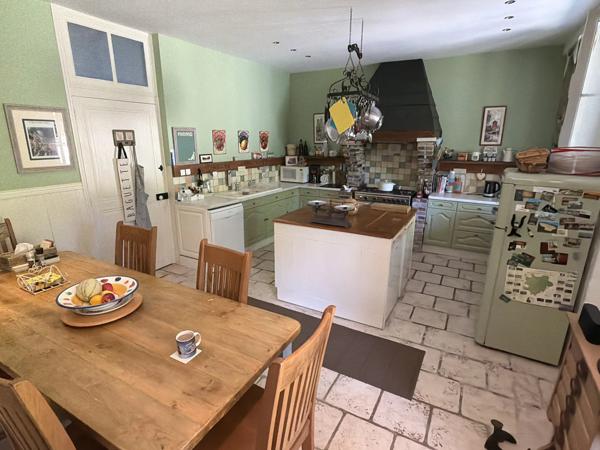 Maison spacieuse de 4 à 5 chambres, cuisine équipée, grands jardins