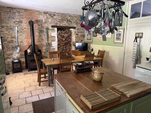 Maison spacieuse de 4 à 5 chambres, cuisine équipée, grands jardins