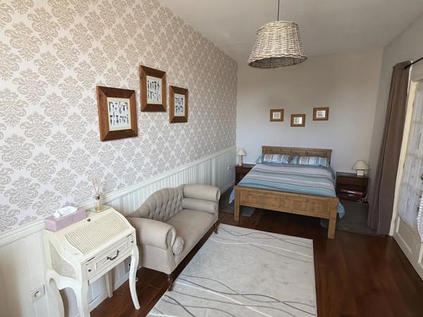 Maison spacieuse de 4 à 5 chambres, cuisine équipée, grands jardins