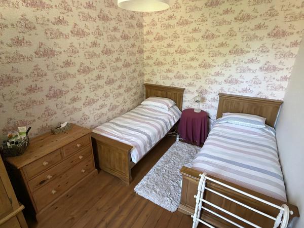 Maison spacieuse de 4 à 5 chambres, cuisine équipée, grands jardins
