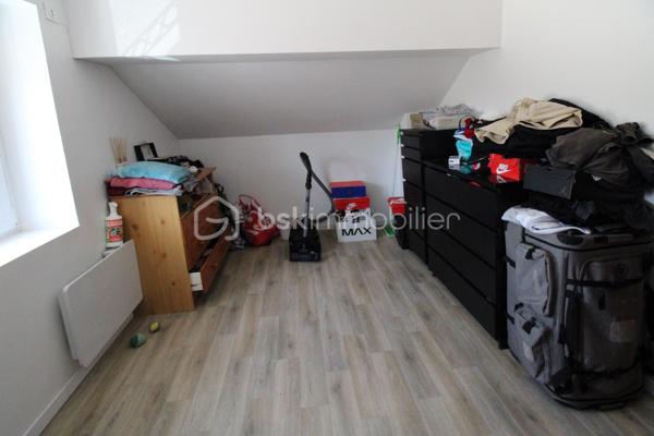 Située à Souppes sur Loing dans un environnement agréable, à proximité des écoles, du collège, des commerces et de toutes les commodités, cette maison bénéficie d'un emplacement idéal. Paris est accessible en 50 minutes par l'A6 ou en train direct depuis la gare SNCF.

Édifiée sur une parcelle d'environ 576 m², cette maison entièrement rénovée d'environ 69 m² se compose de :

Au rez-de-chaussée :

Une entrée,
Un séjour lumineux,
Une cuisine aménagée et équipée,
Une salle d'eau avec WC.

À l'étage :

Deux chambres,
Un bureau, idéal pour le télétravail

Les atouts :

Fenêtres en PVC double vitrage,
Volets roulants électriques,
Radiateurs à inertie neufs,
Ravalement de façade réalisé en juillet 2024,
Une place de stationnement,
Un garage,
Un abri de jardin.

Une maison clé en main, idéale pour un premier achat, un jeune couple ou un investissement locatif.

À visiter sans tarder !