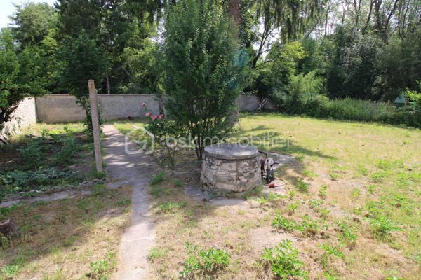 Située à Souppes sur Loing dans un environnement agréable, à proximité des écoles, du collège, des commerces et de toutes les commodités, cette maison bénéficie d'un emplacement idéal. Paris est accessible en 50 minutes par l'A6 ou en train direct depuis la gare SNCF.

Édifiée sur une parcelle d'environ 576 m², cette maison entièrement rénovée d'environ 69 m² se compose de :

Au rez-de-chaussée :

Une entrée,
Un séjour lumineux,
Une cuisine aménagée et équipée,
Une salle d'eau avec WC.

À l'étage :

Deux chambres,
Un bureau, idéal pour le télétravail

Les atouts :

Fenêtres en PVC double vitrage,
Volets roulants électriques,
Radiateurs à inertie neufs,
Ravalement de façade réalisé en juillet 2024,
Une place de stationnement,
Un garage,
Un abri de jardin.

Une maison clé en main, idéale pour un premier achat, un jeune couple ou un investissement locatif.

À visiter sans tarder !