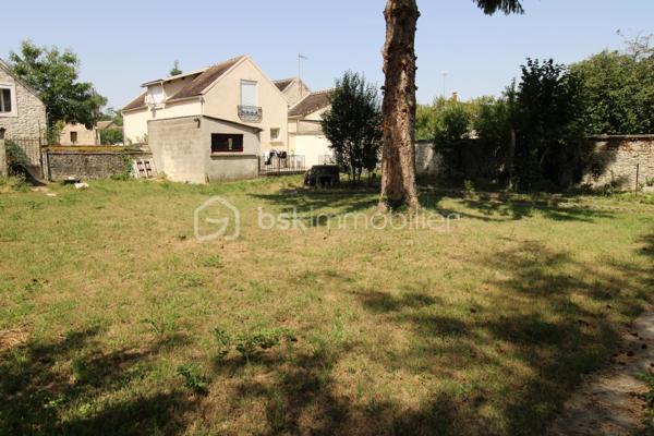 Située à Souppes sur Loing dans un environnement agréable, à proximité des écoles, du collège, des commerces et de toutes les commodités, cette maison bénéficie d'un emplacement idéal. Paris est accessible en 50 minutes par l'A6 ou en train direct depuis la gare SNCF.

Édifiée sur une parcelle d'environ 576 m², cette maison entièrement rénovée d'environ 69 m² se compose de :

Au rez-de-chaussée :

Une entrée,
Un séjour lumineux,
Une cuisine aménagée et équipée,
Une salle d'eau avec WC.

À l'étage :

Deux chambres,
Un bureau, idéal pour le télétravail

Les atouts :

Fenêtres en PVC double vitrage,
Volets roulants électriques,
Radiateurs à inertie neufs,
Ravalement de façade réalisé en juillet 2024,
Une place de stationnement,
Un garage,
Un abri de jardin.

Une maison clé en main, idéale pour un premier achat, un jeune couple ou un investissement locatif.

À visiter sans tarder !