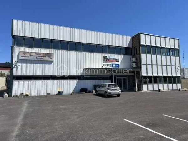 Idéalement situé à Palaiseau, à proximité immédiate des principaux axes routiers et autoroutiers, ce bâtiment indépendant d’environ 1 900 m² offre une excellente visibilité et un cadre parfaitement adapté aux activités industrielles, artisanales, logistiques, techniques ou tertiaires.
Il est édifié sur un terrain clos et sécurisé d'environ 2500m2.
Le rez-de-chaussée propose un vaste espace d’exploitation permettant d’accueillir une grande diversité d’activités. 
Ses équipements et volumes en font un outil de travail particulièrement performant.
Vous y trouverez :
- Un accès permettant l’entrée de camions à l’intérieur du bâtiment 
- Un pont roulant 
- Un monte-charge 
- Une mezzanine pouvant être dédiée au stockage ou à tout autre usage complémentaire 
- Des sanitaires avec douche
- Vestiaires
L’étage accueille un ensemble tertiaire complet comprenant :
- Environ 15 bureaux répartis entre espaces cloisonnés et open space 
- De grandes salles de réunion 
- Une salle pouvant être aménagée en laboratoire, salle technique...
- Une cuisine avec espace repas 
- Sanitaires
- Plusieurs pièces de rangement et d’archives.
Les plus : 
- Climatisation réversible 
- 15 places de stationnement privatives sur le site 
- Accès rapide à la N118, à l’A10 et aux principaux pôles économiques du plateau de Saclay.
Rare sur le secteur, ce bâtiment offre une combinaison idéale entre espaces d’activité, stockage, logistique et bureaux, permettant à une entreprise de centraliser l’ensemble de ses fonctions sur un même site. A VISITER SANS TARDER!!!
