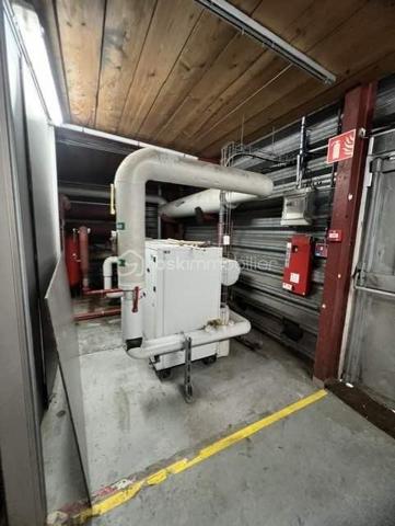 Idéalement situé à Palaiseau, à proximité immédiate des principaux axes routiers et autoroutiers, ce bâtiment indépendant d’environ 1 900 m² offre une excellente visibilité et un cadre parfaitement adapté aux activités industrielles, artisanales, logistiques, techniques ou tertiaires.
Il est édifié sur un terrain clos et sécurisé d'environ 2500m2.
Le rez-de-chaussée propose un vaste espace d’exploitation permettant d’accueillir une grande diversité d’activités. 
Ses équipements et volumes en font un outil de travail particulièrement performant.
Vous y trouverez :
- Un accès permettant l’entrée de camions à l’intérieur du bâtiment 
- Un pont roulant 
- Un monte-charge 
- Une mezzanine pouvant être dédiée au stockage ou à tout autre usage complémentaire 
- Des sanitaires avec douche
- Vestiaires
L’étage accueille un ensemble tertiaire complet comprenant :
- Environ 15 bureaux répartis entre espaces cloisonnés et open space 
- De grandes salles de réunion 
- Une salle pouvant être aménagée en laboratoire, salle technique...
- Une cuisine avec espace repas 
- Sanitaires
- Plusieurs pièces de rangement et d’archives.
Les plus : 
- Climatisation réversible 
- 15 places de stationnement privatives sur le site 
- Accès rapide à la N118, à l’A10 et aux principaux pôles économiques du plateau de Saclay.
Rare sur le secteur, ce bâtiment offre une combinaison idéale entre espaces d’activité, stockage, logistique et bureaux, permettant à une entreprise de centraliser l’ensemble de ses fonctions sur un même site. A VISITER SANS TARDER!!!