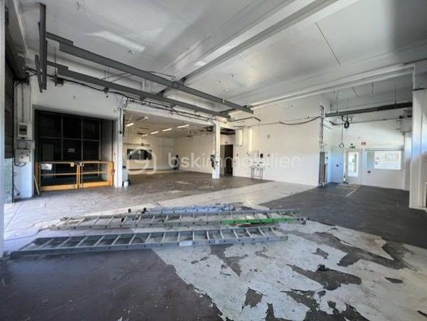 Idéalement situé à Palaiseau, à proximité immédiate des principaux axes routiers et autoroutiers, ce bâtiment indépendant d’environ 1 900 m² offre une excellente visibilité et un cadre parfaitement adapté aux activités industrielles, artisanales, logistiques, techniques ou tertiaires.
Il est édifié sur un terrain clos et sécurisé d'environ 2500m2.
Le rez-de-chaussée propose un vaste espace d’exploitation permettant d’accueillir une grande diversité d’activités. 
Ses équipements et volumes en font un outil de travail particulièrement performant.
Vous y trouverez :
- Un accès permettant l’entrée de camions à l’intérieur du bâtiment 
- Un pont roulant 
- Un monte-charge 
- Une mezzanine pouvant être dédiée au stockage ou à tout autre usage complémentaire 
- Des sanitaires avec douche
- Vestiaires
L’étage accueille un ensemble tertiaire complet comprenant :
- Environ 15 bureaux répartis entre espaces cloisonnés et open space 
- De grandes salles de réunion 
- Une salle pouvant être aménagée en laboratoire, salle technique...
- Une cuisine avec espace repas 
- Sanitaires
- Plusieurs pièces de rangement et d’archives.
Les plus : 
- Climatisation réversible 
- 15 places de stationnement privatives sur le site 
- Accès rapide à la N118, à l’A10 et aux principaux pôles économiques du plateau de Saclay.
Rare sur le secteur, ce bâtiment offre une combinaison idéale entre espaces d’activité, stockage, logistique et bureaux, permettant à une entreprise de centraliser l’ensemble de ses fonctions sur un même site. A VISITER SANS TARDER!!!